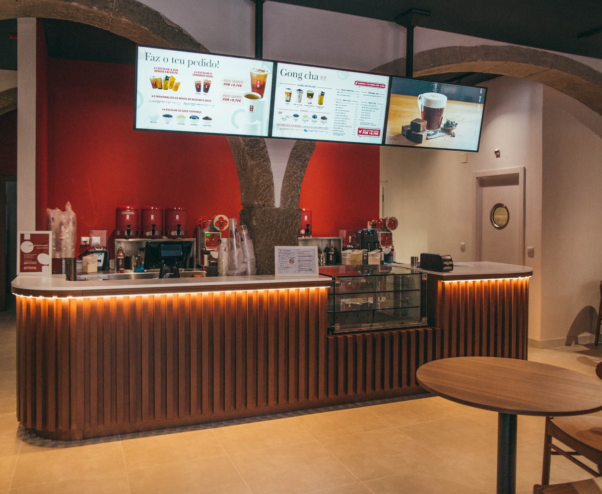 No Chiado, em Lisboa, a loja Gong cha tem cerca de 130 m2 e oferece aos consumidores a capacidade de personalizarem a sua bebida.